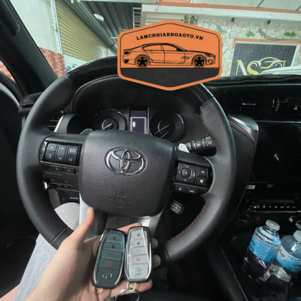 chìa khoá xe fortuner